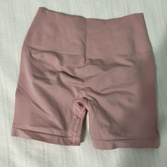 Alphalete 4.5” Amplify Shorts in Blossom - Picture 4 of 5